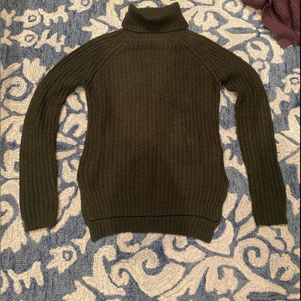 Forever 21 olive knit turtleneck sweater in size S